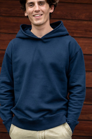 Sweat shirt basique homme coupe droite manche longue et bord-côte aux poignets et bas de corps capuche coton biologique certifié GOTS molleton bleu marine, bleu foncé