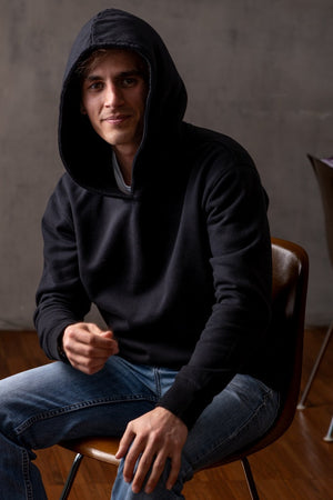 Sweat shirt basique homme coupe droite manche longue et bord-côte aux poignets et bas de corps capuche coton biologique certifié GOTS molleton noir charbon