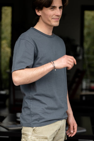 Tee-shirt basique homme manche courte coupe droite, col rond avec double surpiqûre à l’encolure, coton lourd biologique certifié GOTS molleton anthracite gris foncé noir délavé