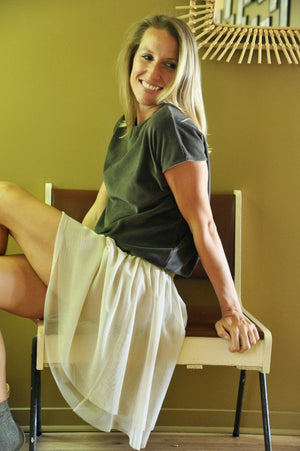 Tee shirt femme à manche courte forme ajustée droite et resserrée en bas de corps, col V Suny en velours bio GOTS et eco responsable gris charbon anthracite