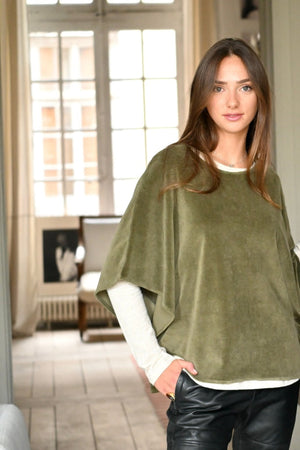 Pull cape manche chauve souris en velours bio col rond évasé certifié GOTS pour femme kaki mousse vert kaki