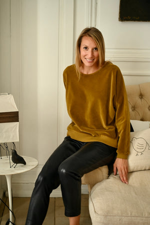 Pull pour femme manche chauve souris oversize col évasé, encolure bateau, col danseuse en velours lisse bio GOTS eco responsable havane tabac marron