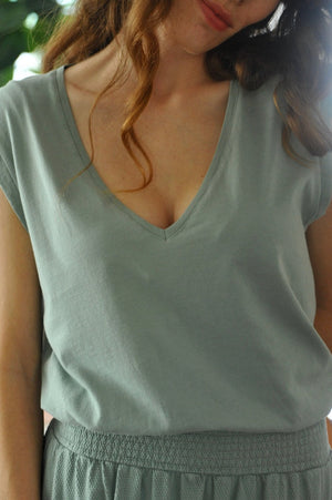 Tee shirt femme sans manche débardeur manche courte rock en coton jersey bio GOTS coupe droite, coupe ajustée, col V Vert sauge, vert gris, vert clair, vert doux