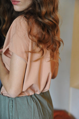 Tee shirt femme manche courte rock court et ample en coton bio GOTS éco responsable sans couture oversize col v rose des sables, rose doux, rose corail, rose brun, rose orange, vieux rose, rose ancien, rose beige, rose caramel