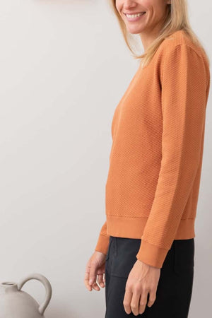 Pull femme manche longue col évasé ajusté en coton bio certifié GOTS caramel, brun, marron beige, café, orangé, terracotta, roux marron