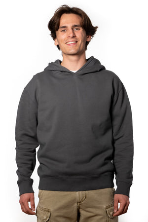 Sweat shirt basique homme coupe droite manche longue et bord-côte aux poignets et bas de corps capuche coton biologique certifié GOTS molleton anthracite gris foncé noir délavé