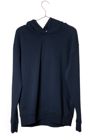 Sweat shirt basique homme coupe droite manche longue et bord-côte aux poignets et bas de corps capuche coton biologique certifié GOTS molleton bleu marine, bleu foncé