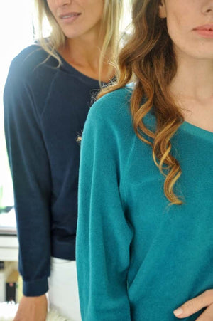 Sweat femme forme ajustée coton bio éco responsable et GOTS éponge bouclette col V bleu marine, bleu foncé