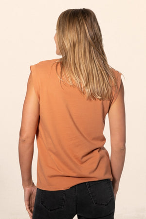 Tee shirt femme sans manche débardeur manche courte rock en coton jersey bio GOTS coupe droite, coupe ajustée, col V caramel, brun, marron beige, café, orangé, terracotta, roux marron