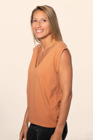 Tee shirt femme sans manche débardeur manche courte rock en coton jersey bio GOTS coupe droite, coupe ajustée, col V caramel, brun, marron beige, café, orangé, terracotta, roux marron