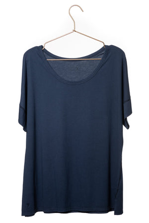 Tee shirt femme manche courte au coude ample et oversize, fente en bas de corps en coton bio GOTS, col arrondi et évasé bleu marine, bleu foncé