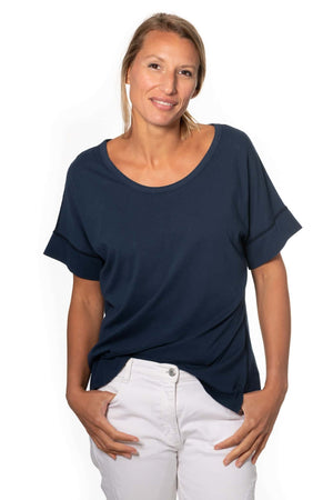 Tee shirt femme manche courte au coude ample et oversize, fente en bas de corps en coton bio GOTS, col arrondi et évasé bleu marine, bleu foncé