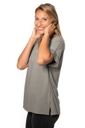 Tee shirt femme manche courte au coude ample et oversize, fente en bas de corps en coton bio GOTS, col arrondi et évasé gris kaki, gris, kaki, vert doux, gris vert