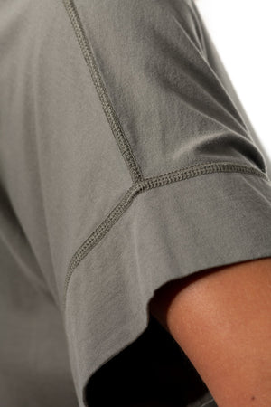 Tee shirt femme manche courte au coude ample et oversize, fente en bas de corps en coton bio GOTS, col arrondi et évasé gris kaki, gris, kaki, vert doux, gris vert