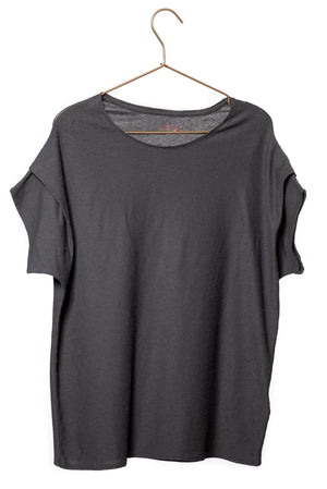 Tee shirt pour femme oversize col évasé dégagé manche courte tombante à pince en coton bio effet lin GOTS et eco responsable anthracite gris foncé noir délavé