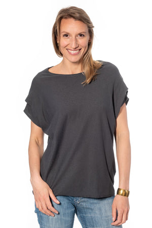 Tee shirt pour femme oversize col évasé dégagé manche courte tombante à pince en coton bio effet lin GOTS et eco responsable anthracite gris foncé noir délavé