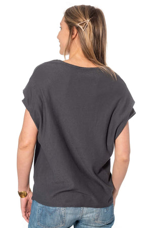 Tee shirt pour femme oversize col évasé dégagé manche courte tombante à pince en coton bio effet lin GOTS et eco responsable anthracite gris foncé noir délavé