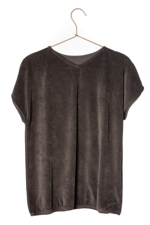 Tee shirt femme à manche courte forme ajustée droite et resserrée en bas de corps, col V Suny en velours bio GOTS et eco responsable gris charbon anthracite