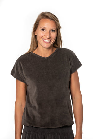 Tee shirt femme à manche courte forme ajustée droite et resserrée en bas de corps, col V Suny en velours bio GOTS et eco responsable gris charbon anthracite