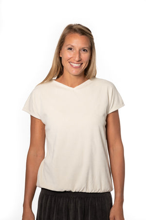 Tee shirt femme à manche courte forme ajustée droite et resserrée en bas de corps, col V Suny en velours bio GOTS et eco responsable nude écru blanc cassé beige rose nude