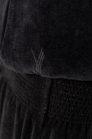 Tee shirt femme à manche courte forme ajustée droite et resserrée en bas de corps, col V Suny en velours bio GOTS et eco responsable noir