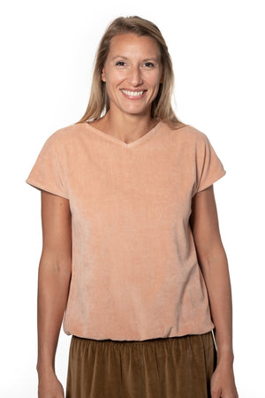 Tee shirt femme à manche courte forme ajustée droite et resserrée en bas de corps, col V Suny en velours bio GOTS et eco responsable vieux rose rose rose doux rose ancien rose pâle