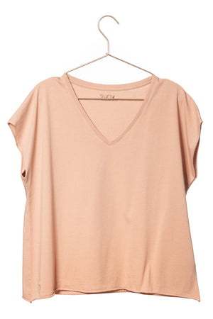 Tee shirt femme oversize col V manche courte coupé bord franc pour un look rock en coton jersey bio vieux rose rose rose doux rose ancien rose pâle GOTS et eco responsable