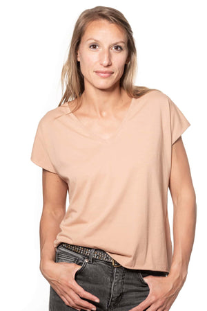 Tee shirt femme oversize col V manche courte coupé bord franc pour un look rock en coton jersey bio vieux rose rose rose doux rose ancien rose pâle GOTS et eco responsable