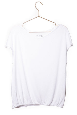 Tee shirt femme manche courte forme droite, blousant et resserré en bas de corps, matière douce en coton bio et GOTS ajourée col V blanc beige, blanc cassé, beige, écru, blanc pâle
