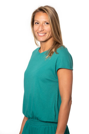 Tee shirt femme manche courte forme droite, blousant et resserré en bas de corps, matière douce en coton bio et GOTS ajourée col V vert émeraude, vert intense, vert lumineux, vert canard, vert bleu, vert vif, vert profond