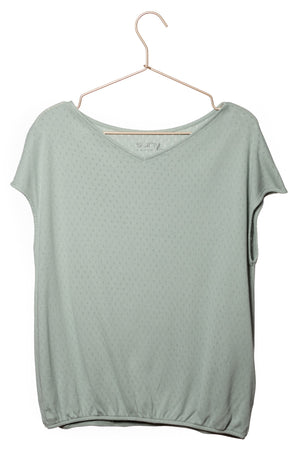 Tee shirt femme manche courte forme droite, blousant et resserré en bas de corps, matière douce en coton bio et GOTS ajourée col V vert sauge, vert gris, vert clair, vert doux