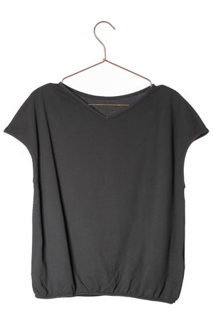 Tee shirt femme manche courte forme droite blousant et resserré en bas de corps en coton bio GOTS matière plumetis col V anthracite, gris, gris foncé, gris graphite, charbon