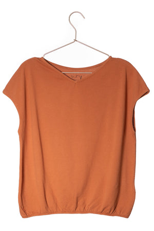 Tee shirt femme manche courte forme droite blousant et resserré en bas de corps en coton bio GOTS matière plumetis col V caramel, brun, marron beige, café, orangé, terracotta, roux marron