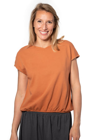 Tee shirt femme manche courte forme droite blousant et resserré en bas de corps en coton bio GOTS matière plumetis col V caramel, brun, marron beige, café, orangé, terracotta, roux marron