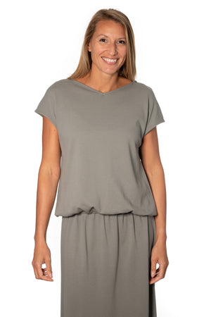Tee shirt femme manche courte forme droite blousant et resserré en bas de corps en coton bio GOTS matière plumetis col V gris kaki, gris, kaki, vert doux, gris vert