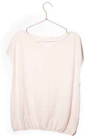Tee shirt femme manche courte forme droite blousant et resserré en bas de corps en coton bio GOTS matière plumetis col V rose poudre, rose pâle, blanc rosé, écru, rose clair