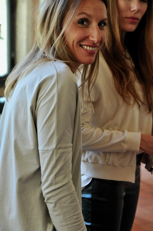 Tee shirt pour femme en coton bio GOTS eco responsable à manche longue, oversize, col V Extra suny gris clair, vert sauge