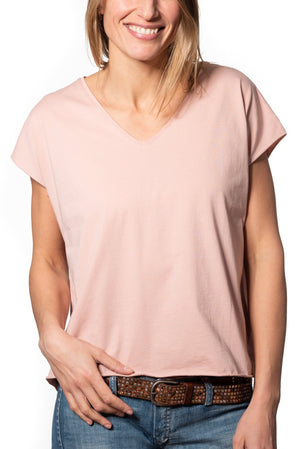 Tee shirt femme oversize col V manche courte coupé bord franc pour un look rock en coton jersey bio de couleur vieux rose rose rose doux rose ancien rose pâle GOTS et eco responsable
