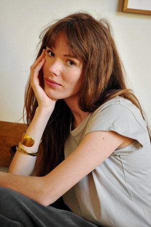 Tee shirt femme manche courte à revers forme droite ajustée col rond encolure ronde super Suny de couleur gris gris clair vert sauge en coton jersey bio GOTS et eco responsable