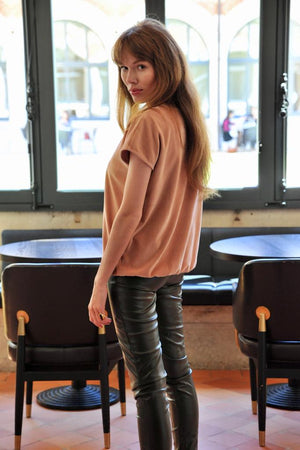 Tee shirt femme à manche courte forme ajustée droite et resserrée en bas de corps, col V Suny en velours bio GOTS et eco responsable vieux rose rose rose doux rose ancien rose pâle