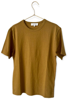 Tee-shirt basique homme manche courte coupe droite, col rond avec double surpiqûre à l’encolure, coton lourd biologique certifié GOTS molleton de couleur havane brun bronze marron