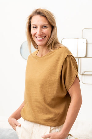 Tee shirt suny chic pour femme oversize col évasé dégagé manche courte tombante à pince en coton bio GOTS et eco responsable havane tabac brun