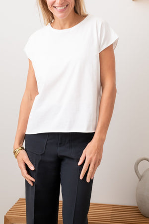 Tee shirt femme oversize col rond encolure ronde manche courte coupé bord franc pour un look rock en coton jersey bio GOTS et éco responsable blanc