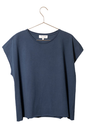 Tee shirt femme oversize col rond encolure ronde manche courte coupé bord franc pour un look rock en coton jersey bio GOTS et éco responsable bleu foncé