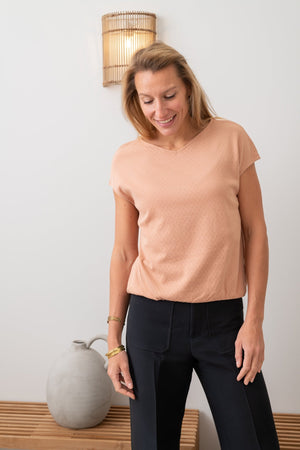 Tee shirt femme manche courte forme droite, blousant et resserré en bas de corps, matière douce en coton bio et GOTS ajourée col V rose des sables, rose doux, rose corail, rose brun, rose orange, vieux rose, rose ancien, rose beige, rose caramel