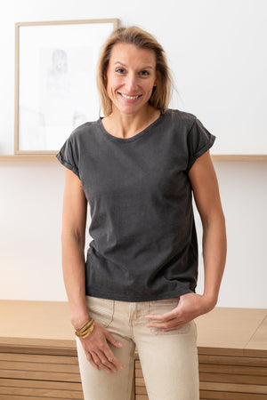 Tee shirt femme à manche courte retournée coupe droite en coton bio certifié GOTS col rond noir vieilli, noir délavé, noir fade out, noir gris