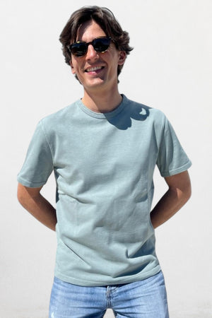 Tee-shirt basique homme manche courte coupe droite, col rond avec double surpiqûre à l’encolure, coton lourd biologique certifié GOTS molleton vert sauge