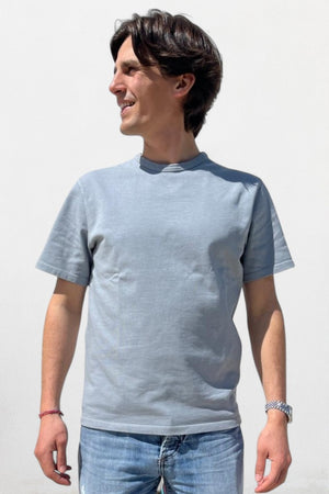 Tee-shirt basique homme manche courte coupe droite, col rond avec double surpiqûre à l’encolure, coton lourd biologique certifié GOTS molleton gris clair bleu