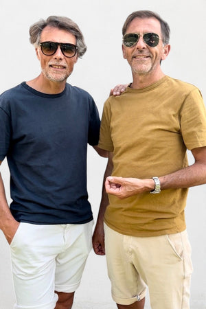 Tee-shirt basique homme manche courte coupe droite, col rond avec double surpiqûre à l’encolure, coton lourd biologique certifié GOTS molleton de couleur havane brun bronze marron