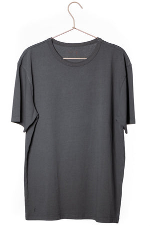 Tee-shirt basique homme manche courte coupe droite, col rond avec double surpiqûre à l’encolure, coton lourd biologique certifié GOTS molleton anthracite gris foncé noir délavé